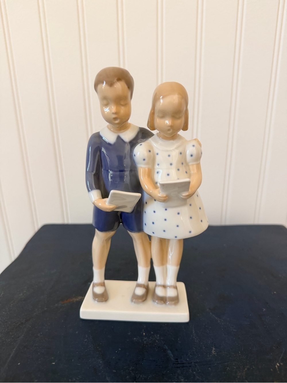 VINTAGE BING&GRONDAHL 2188 BOY & GIRL SINGING FIGURINE